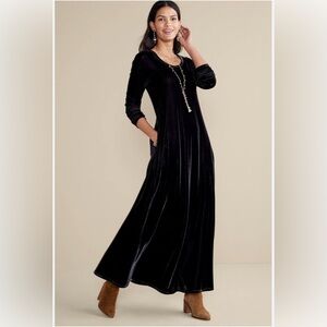 VINTAGE EXPO Elegant Black Velvet Maxi Dress…..670